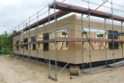 Zimmerei Zultner GmbH & CO. KG - Rohbau umgeben von Baugerüst