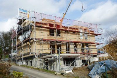 Zimmerei Zultner GmbH & CO. KG - Im Bau befindlicher Rohbau mit Baugerüst und Baukran