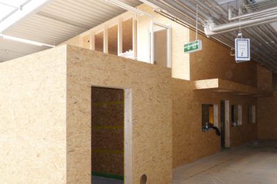 Zimmerei Zultner GmbH & CO. KG - Gebäudekonstruktion aus Pressholz in einer Halle