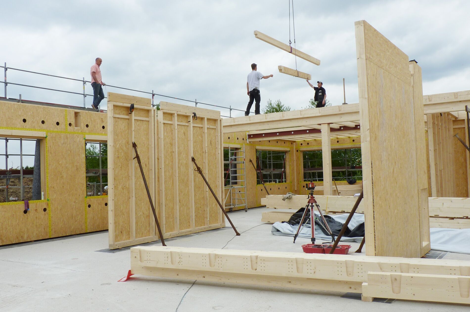 Zultner GmbH & CO. KG- Eine Gruppe Bauarbeiter arbeitet an einem Holzgebäude.