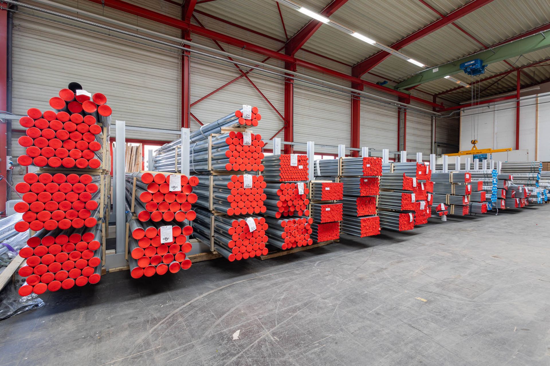 Ein großes Lagerhaus mit vielen roten Rohren