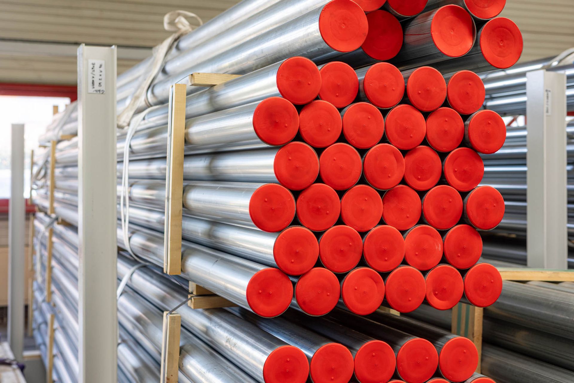 Ein Stapel Metallrohre mit roten Kappen darauf