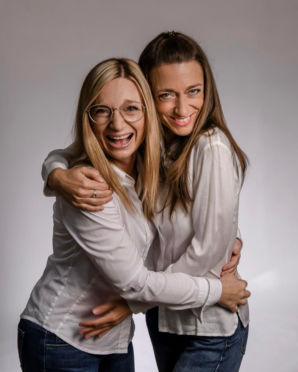 Dres. med. dent. Magdalena und Monika Kolski Zahnärztinnen lächeln zum Kamera