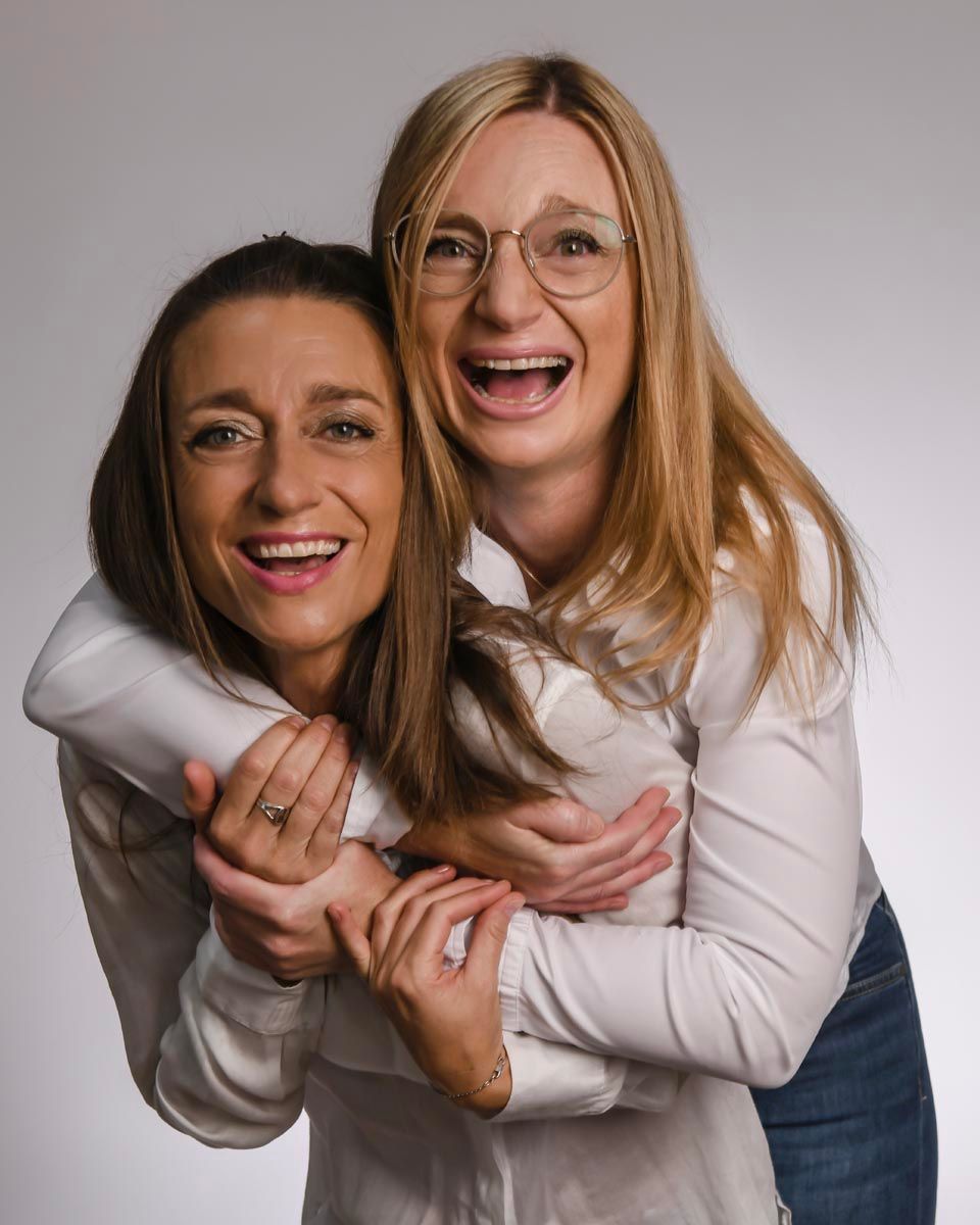Dres. med. dent. Magdalena und Monika Kolski Zahnärztinnen lächeln zum Kamera