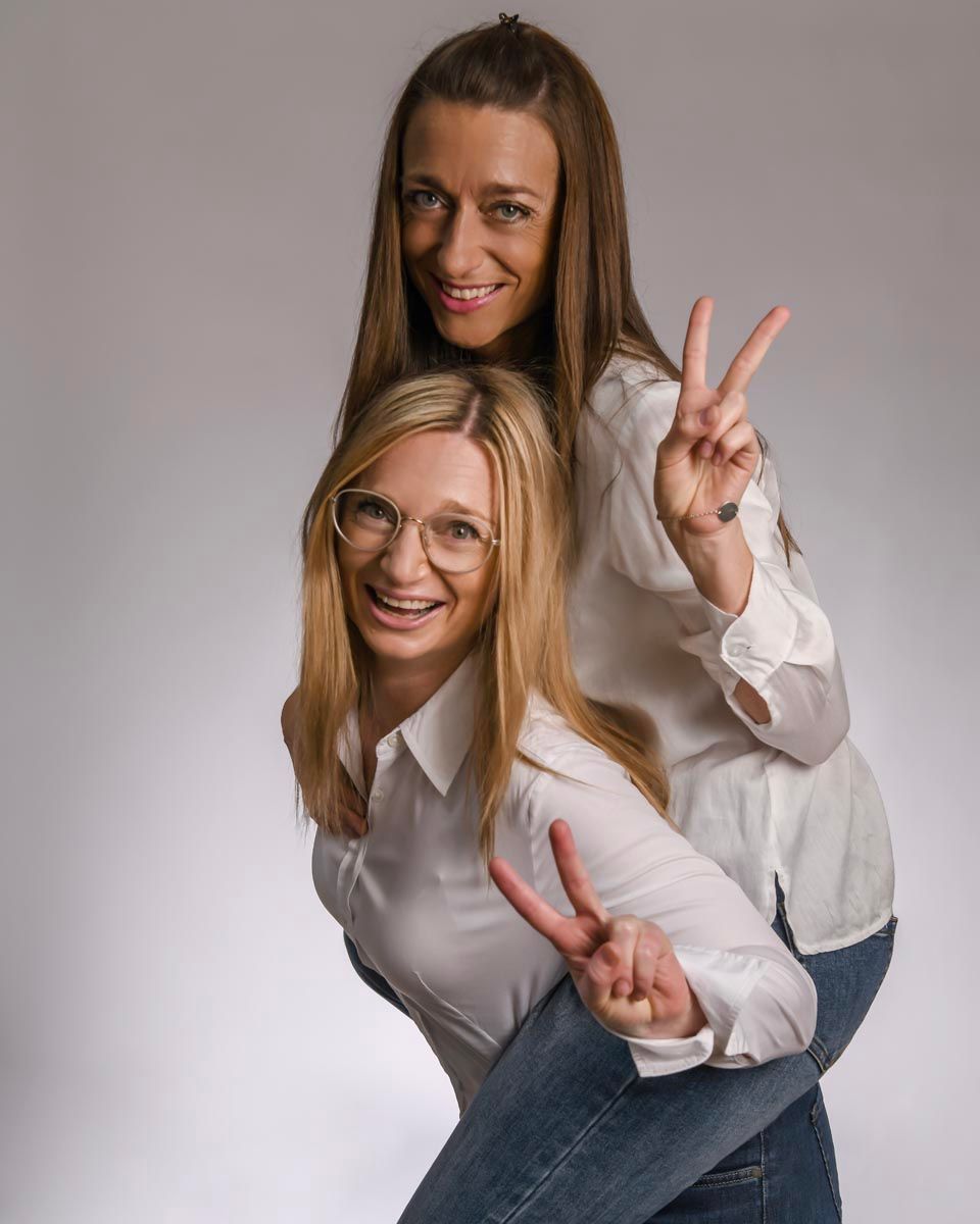 Dres. med. dent. Magdalena und Monika Kolski Zahnärztinnen lächeln zum Kamera