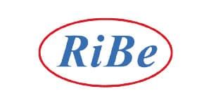 Das ribe-logo ist ein roter kreis auf weißem hintergrund.