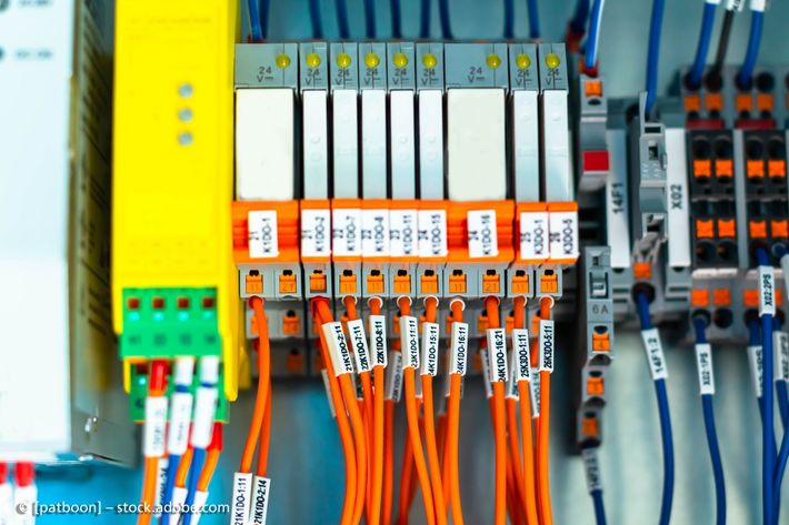 Eine Reihe von elektrischen Leitungen sind miteinander verbunden.