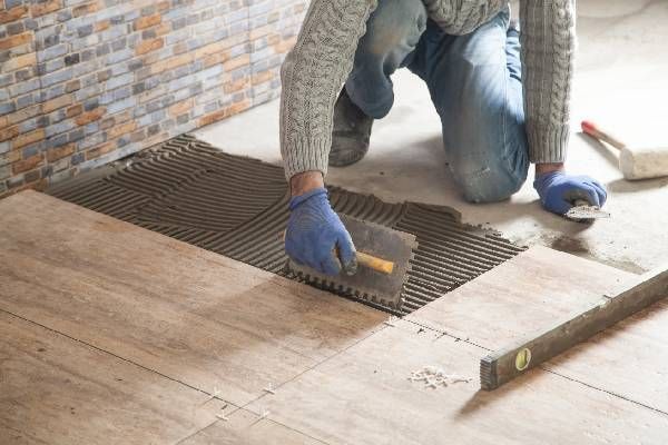 A-Zurfluh AG – Verlegen von Fliesen