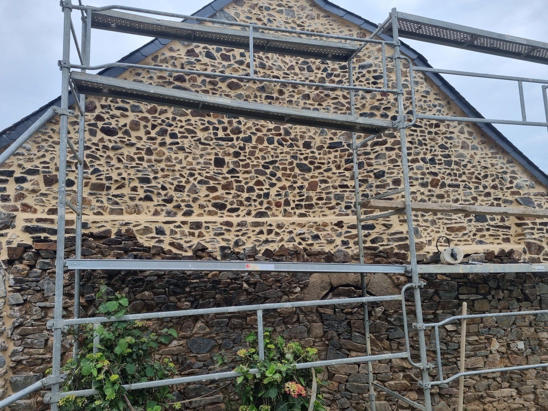 Joint de pierre sur maison et échafaudage