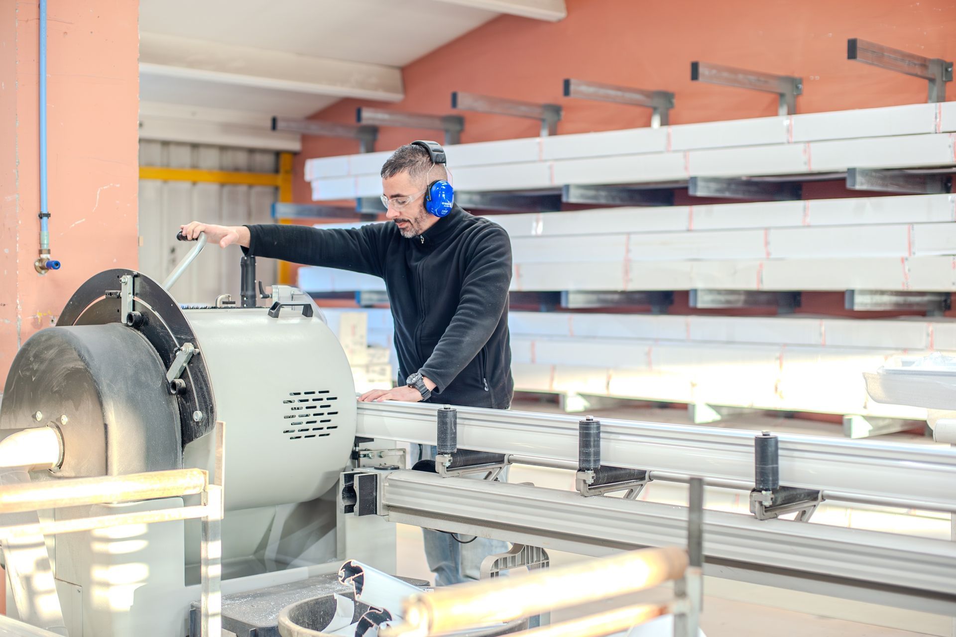 Homme dans un atelier de fabrication de menuiserie.