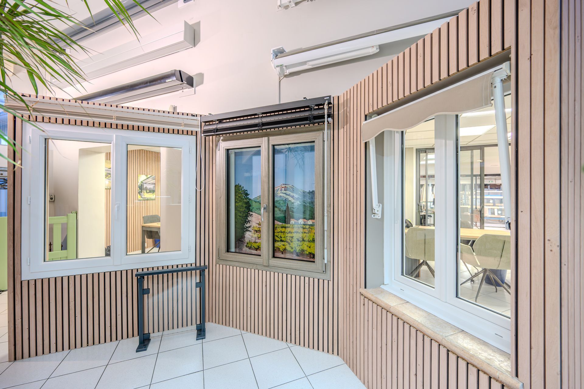 Fenêtre dans un showroom.