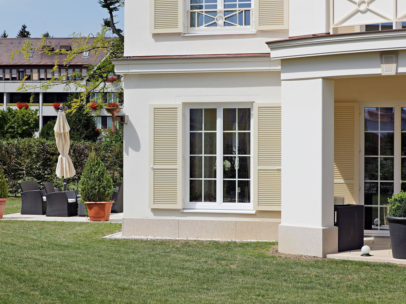 Volets battants beiges.