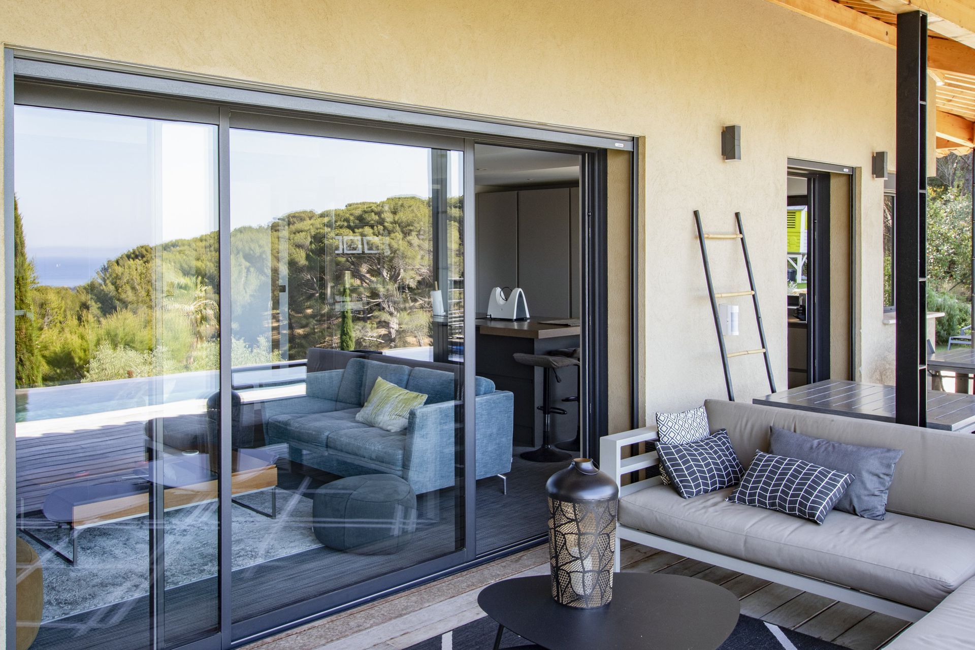 Terrasse avec grande baie vitrée.