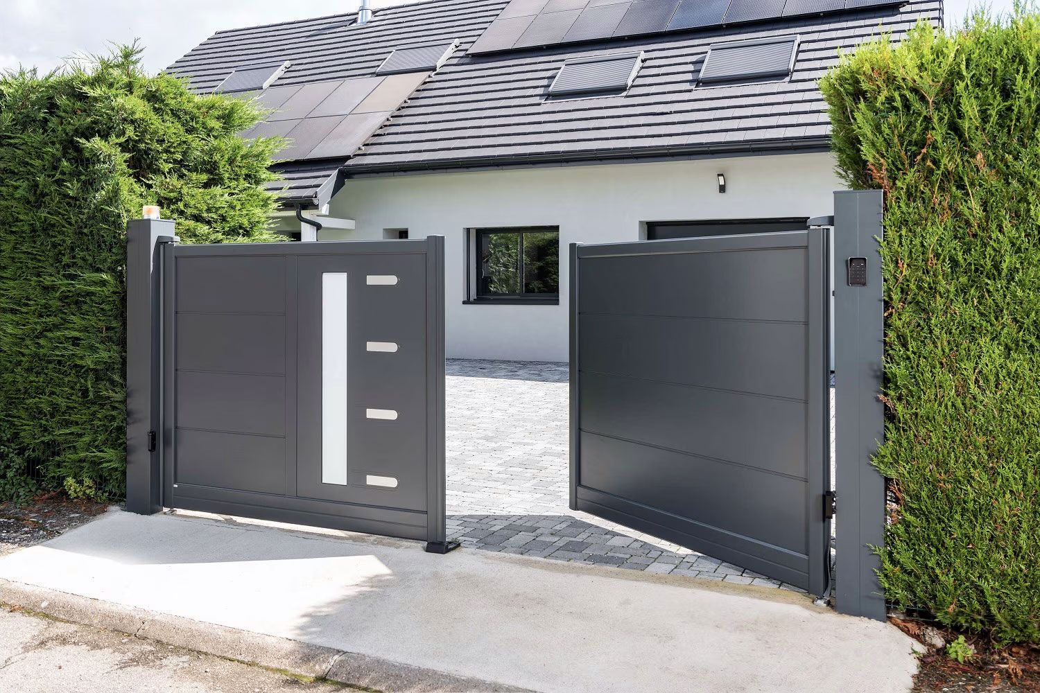 Portail battant noir.