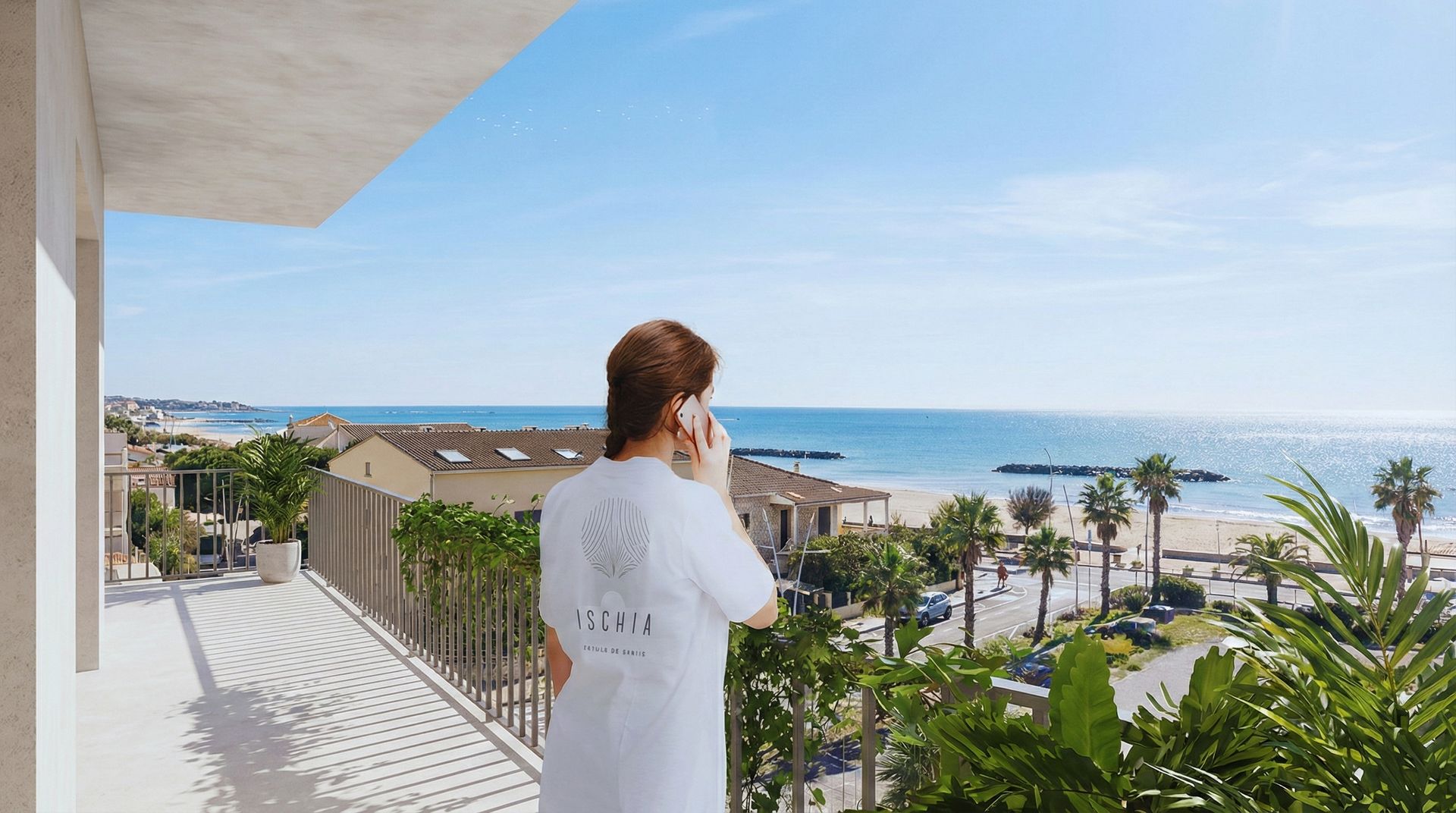 Femme sur un balcon parlant au téléphone, vue sur l'océan avec des palmiers et des bâtiments.