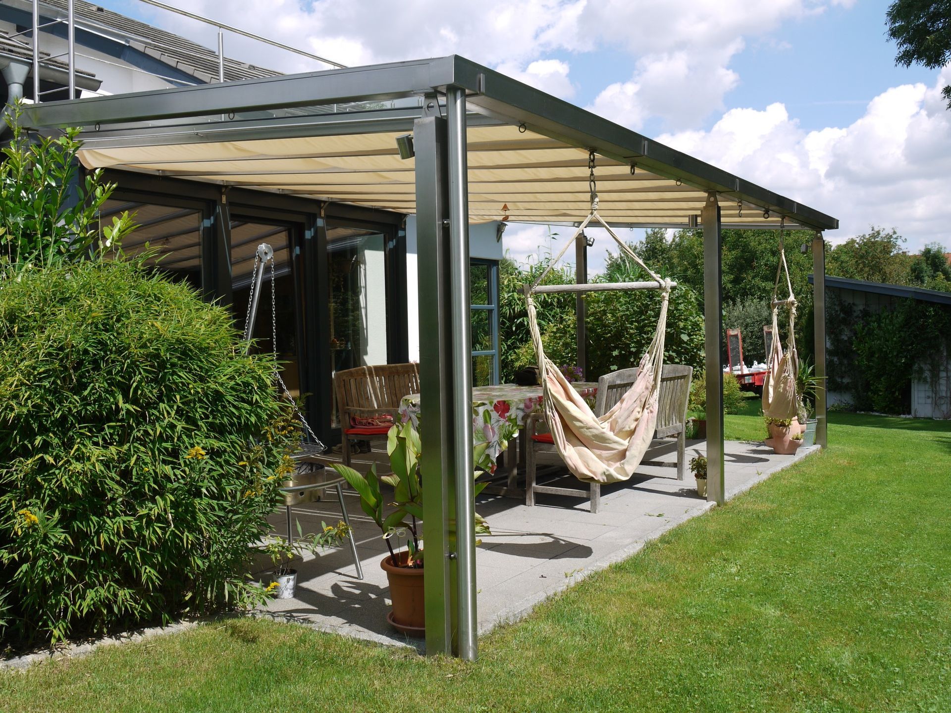 Eine Terrasse mit einer Hängematte, die von der Decke hängt