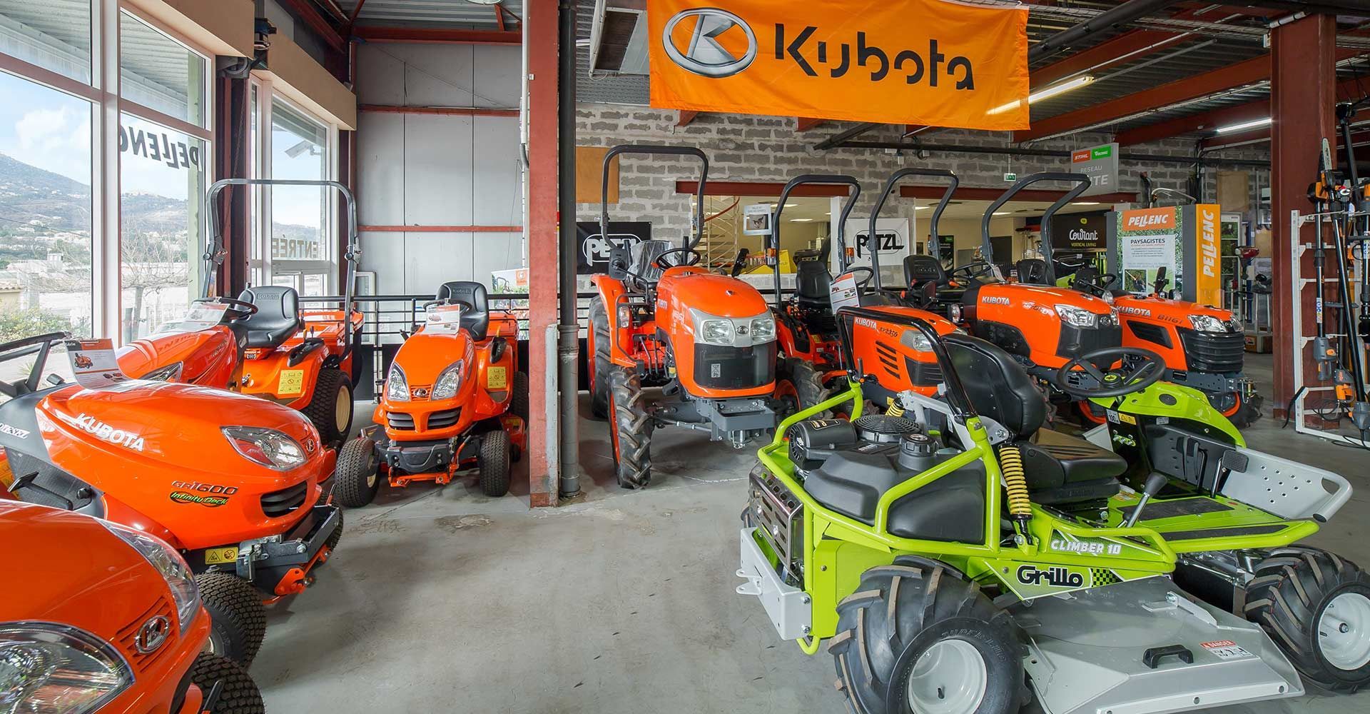 Plusieurs véhicules de tonte exposés dans un magasin.