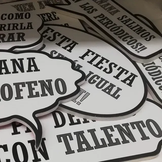 Un montón de globos de diálogo que dicen ana fiesta igual