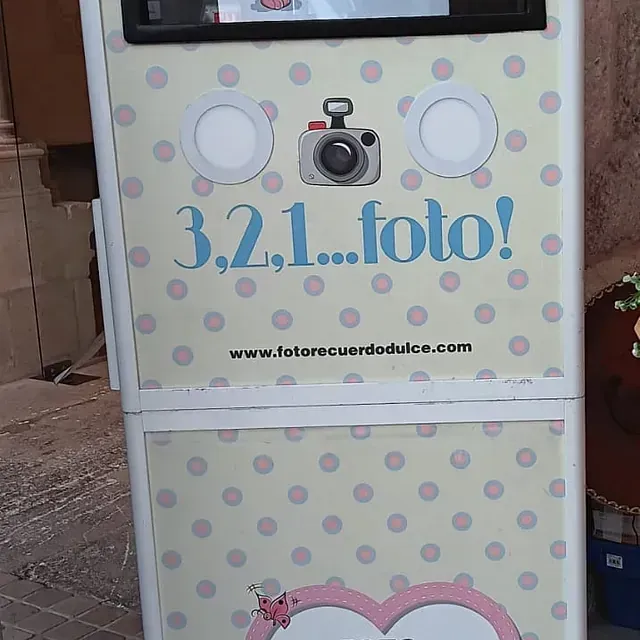 Una cabina de fotos que dice 3.2.1 foto