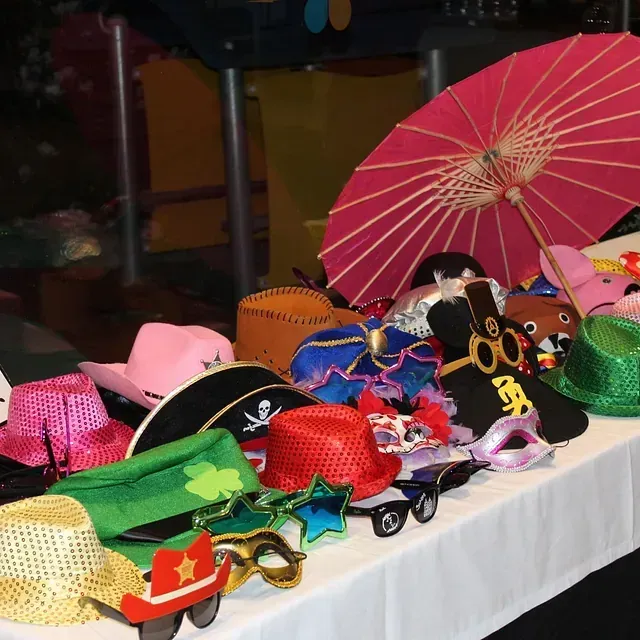 Un montón de sombreros y paraguas sobre una mesa