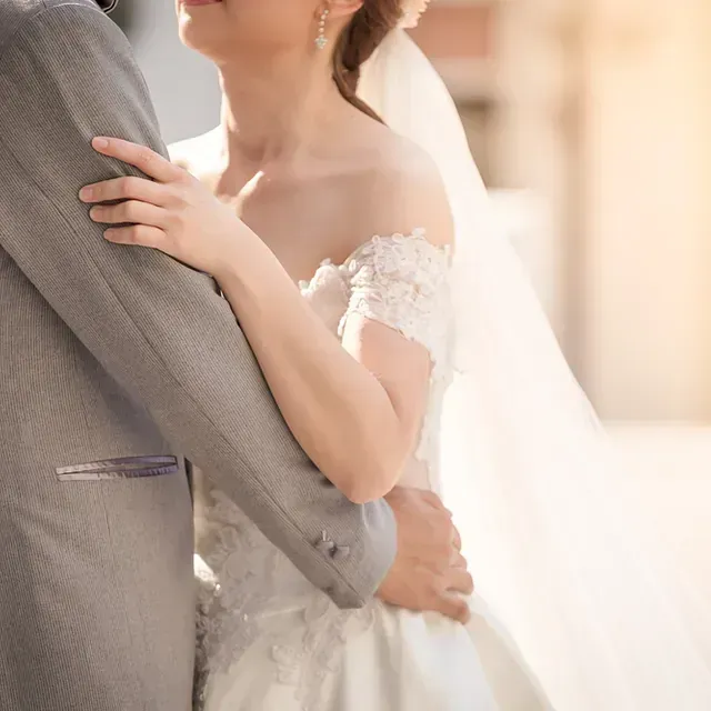 Una novia y un novio se abrazan el día de su boda.