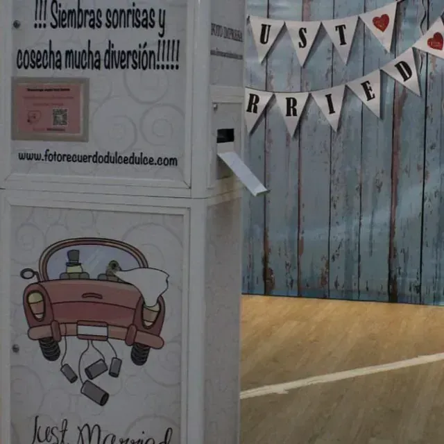 Una cabina de fotos que dice 