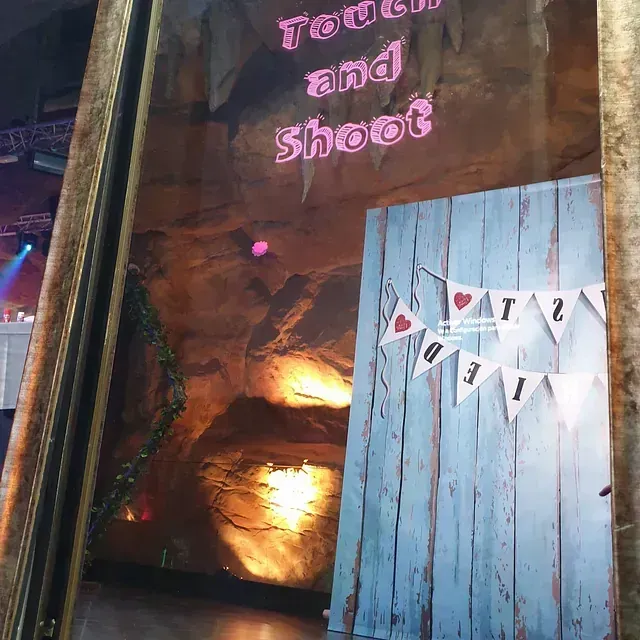 un espejo que refleja un letrero como de celebración 