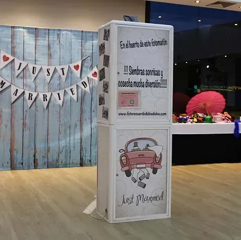 Un fotomatón con un cartel que dice recién casados