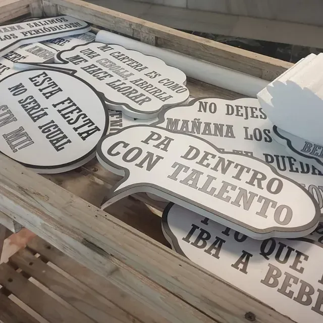 Un montón de globos de diálogo con uno que dice 