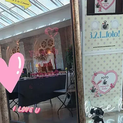 Un espejo con un corazón rosa y la palabra te amo en él.