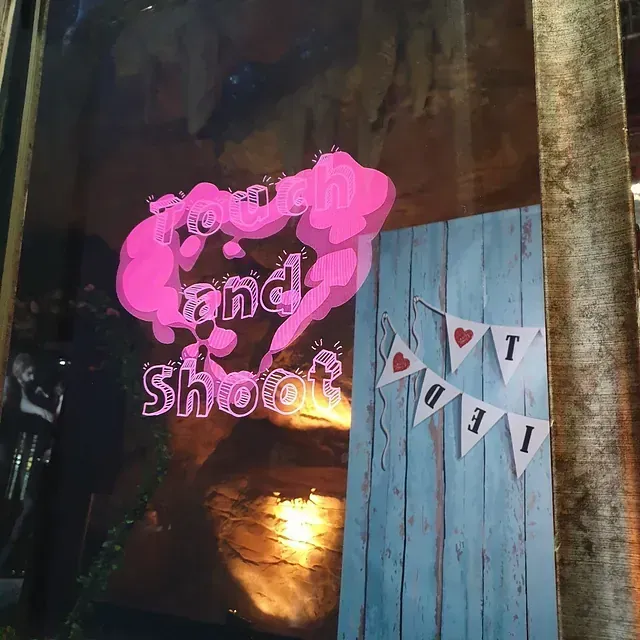 un letrero que dice touch and shoot