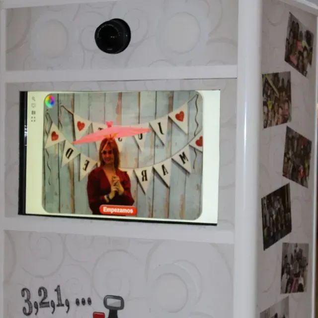 Un fotomatón con una foto de una mujer en la pantalla