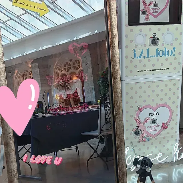 Un espejo con un cartel que dice te amo