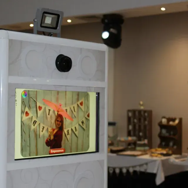 Un fotomatón con una foto de una mujer en la pantalla