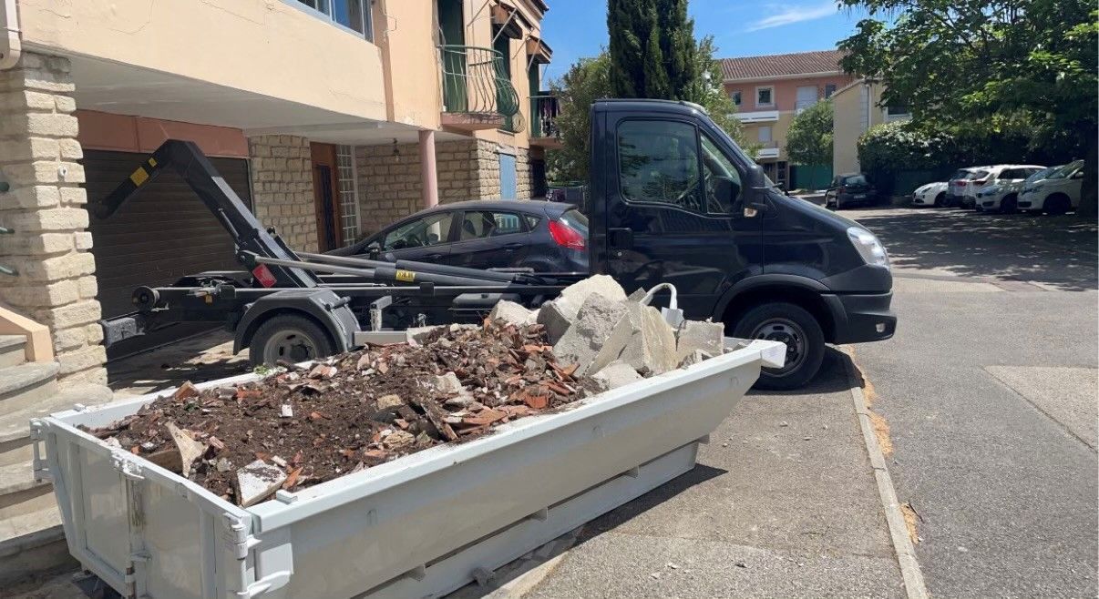Camion avec un conteneur à déchets rempli