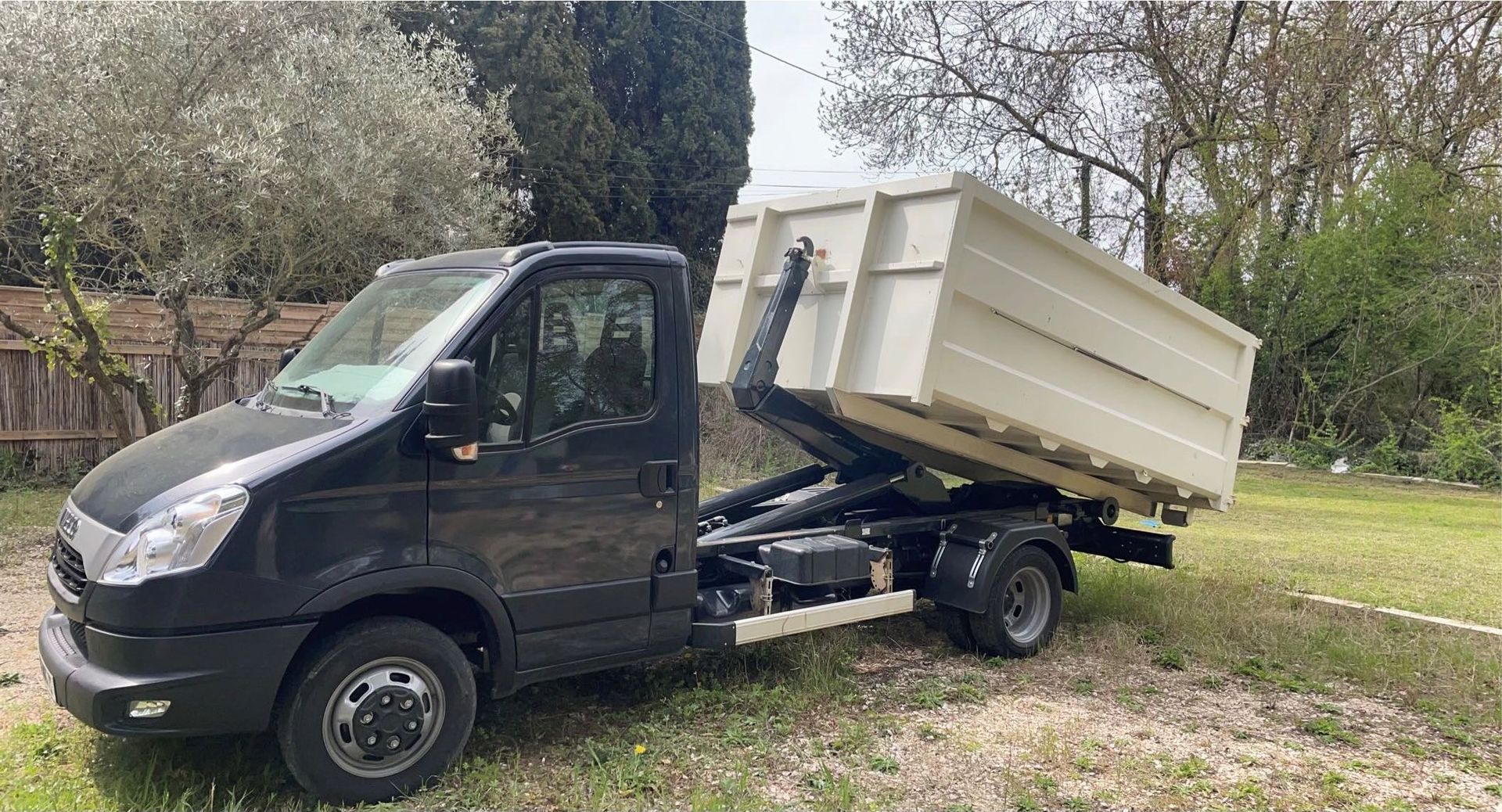 Camion à benne avec benne surélevée