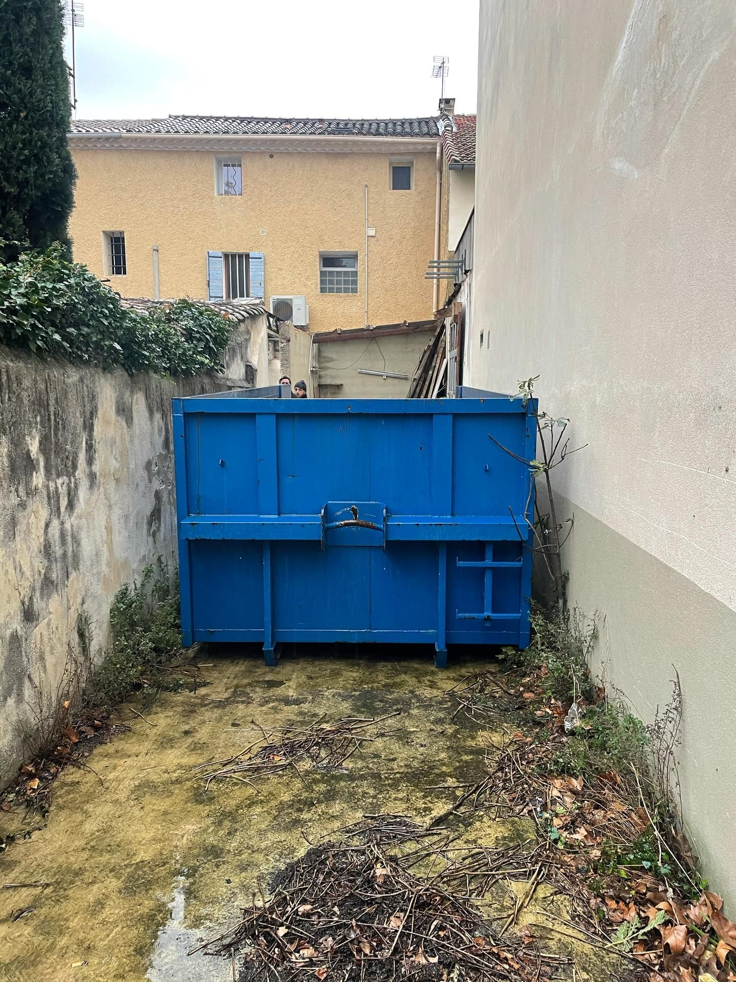 Benne dans une ruelle