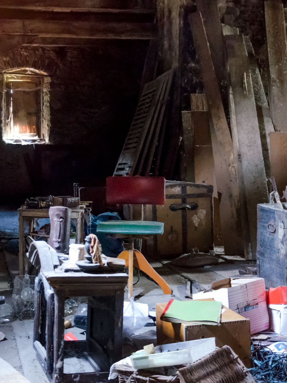 Grenier encombré avec de vieux meubles