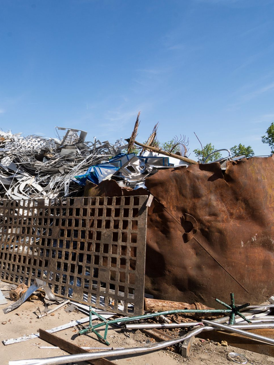Tas de ferraille derrière une clôture métallique