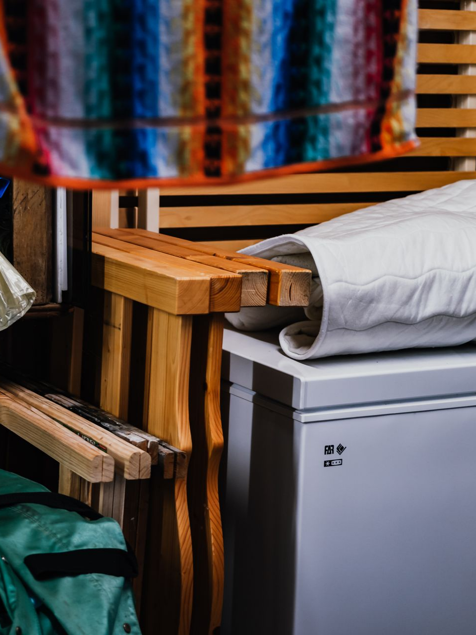 Couverture blanche enroulée sur un congélateur