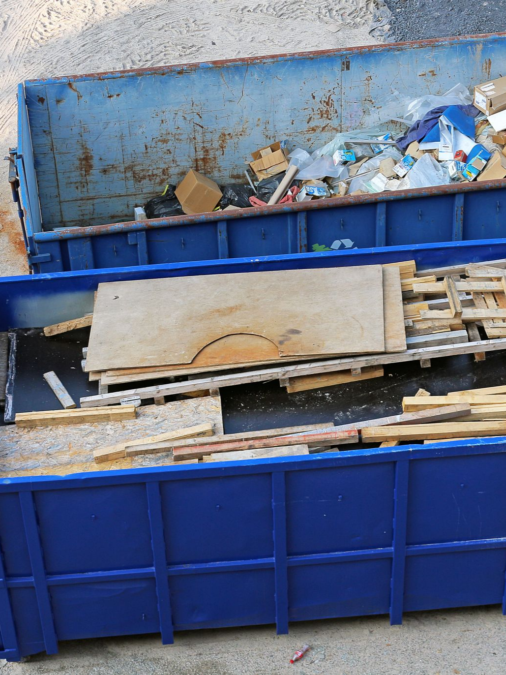 Conteneur rempli de bois mis au rebut et d’autres débris