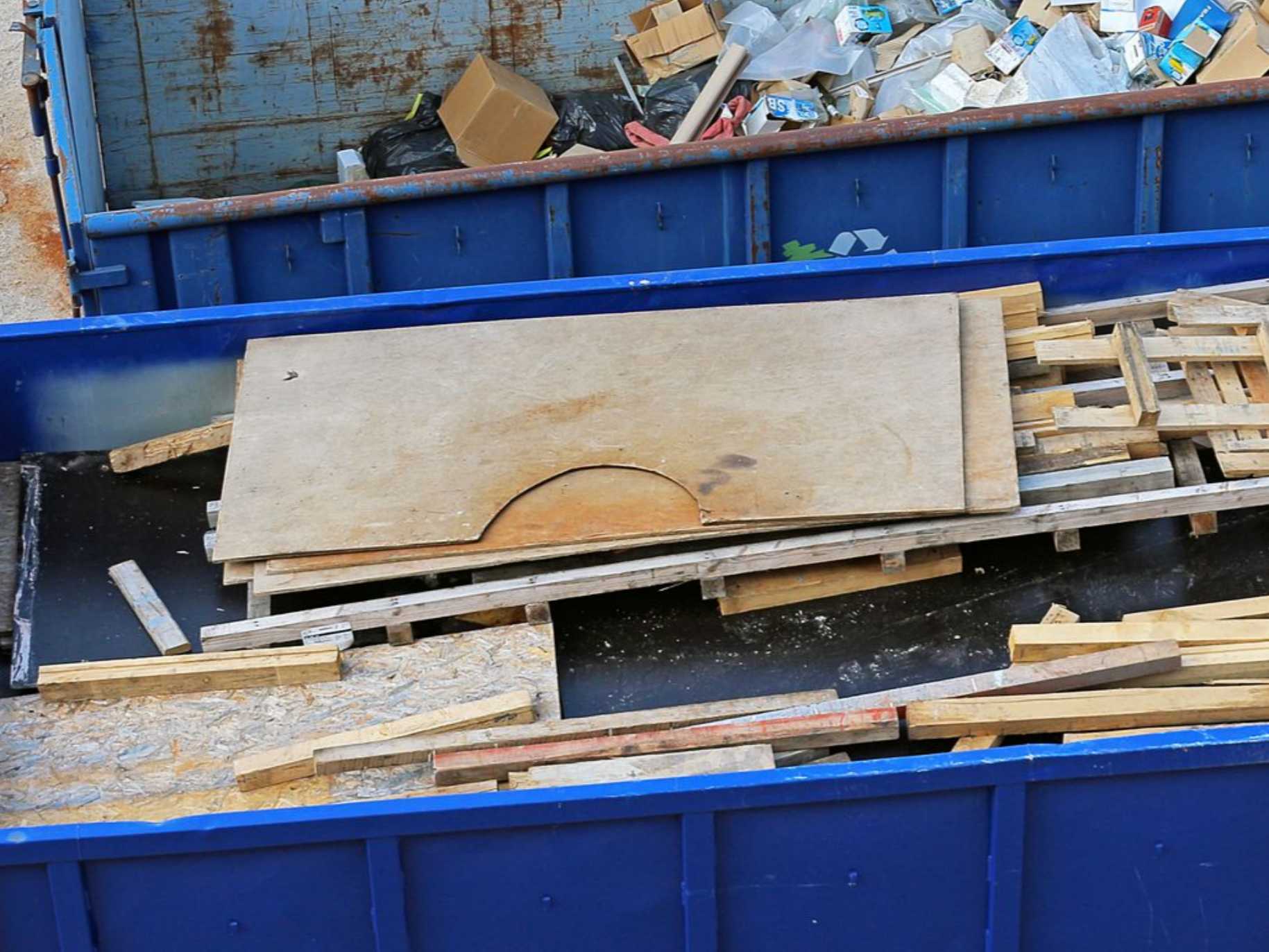 Conteneur bleu rempli de bois