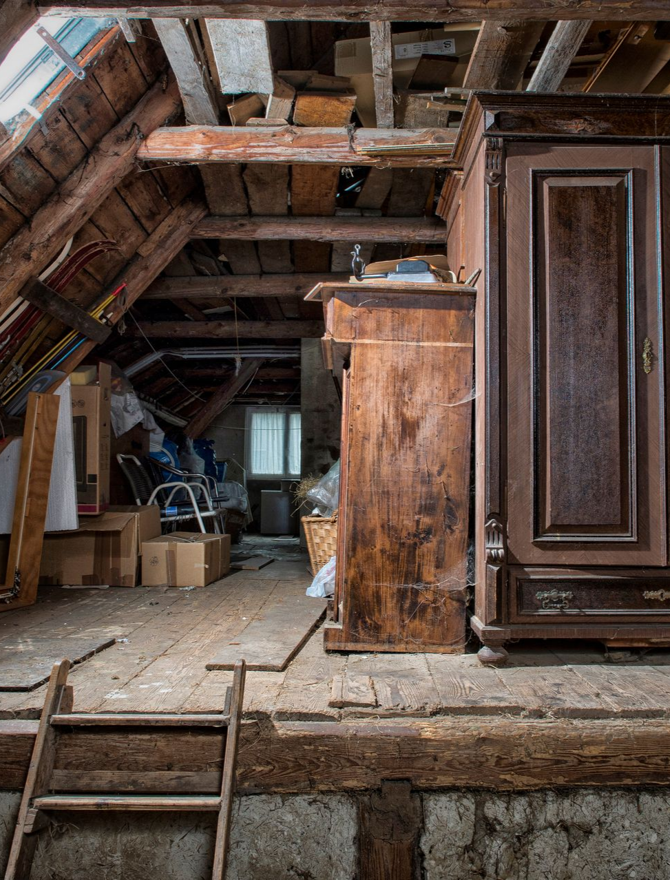 Grenier encombré avec de vieux meubles