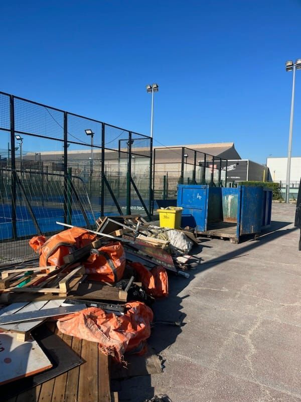 Benne DIB et déchets industriels banals en attente d'enlèvement à Avignon – JH Location de Benne  