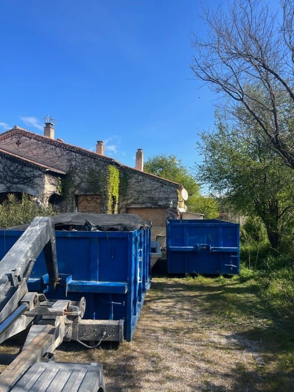 location de benne à carpentras , benne bleue posée par un camion