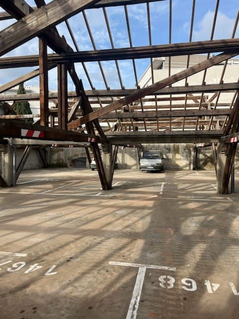 Sol de l'entrepôt à Avignon entièrement nettoyé et débarrassé de ses tuiles, montrant les places de 