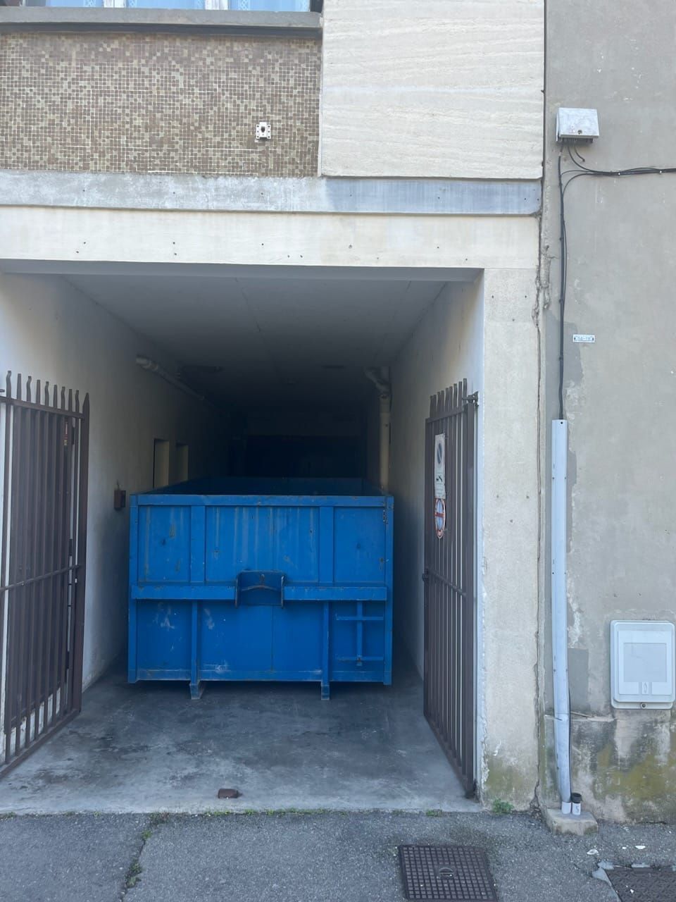 Benne bleue à l'intérieur d'un couloir étroit