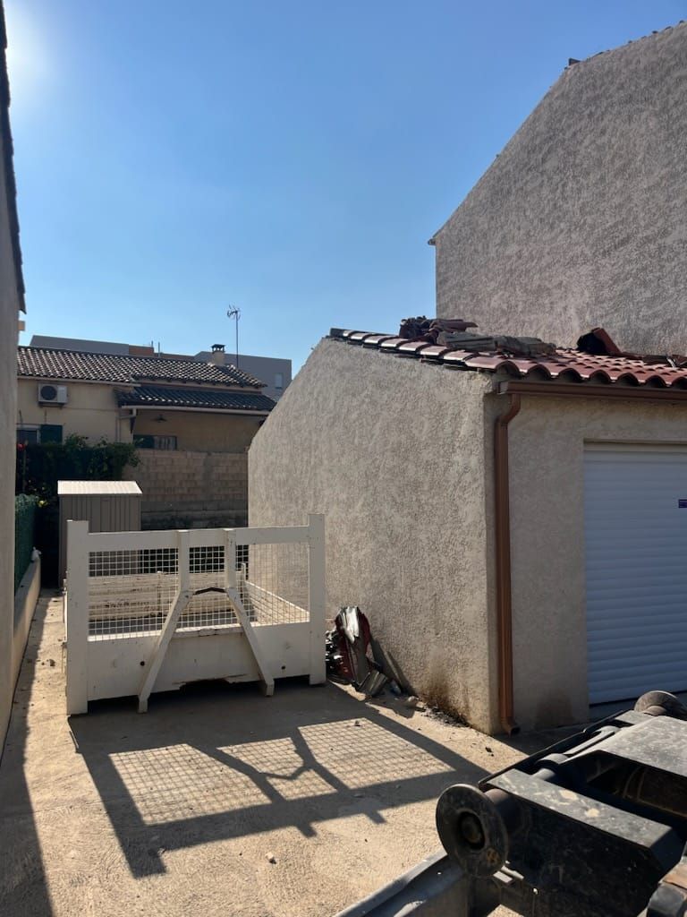 Ruelle étroite avec une benne à ordures