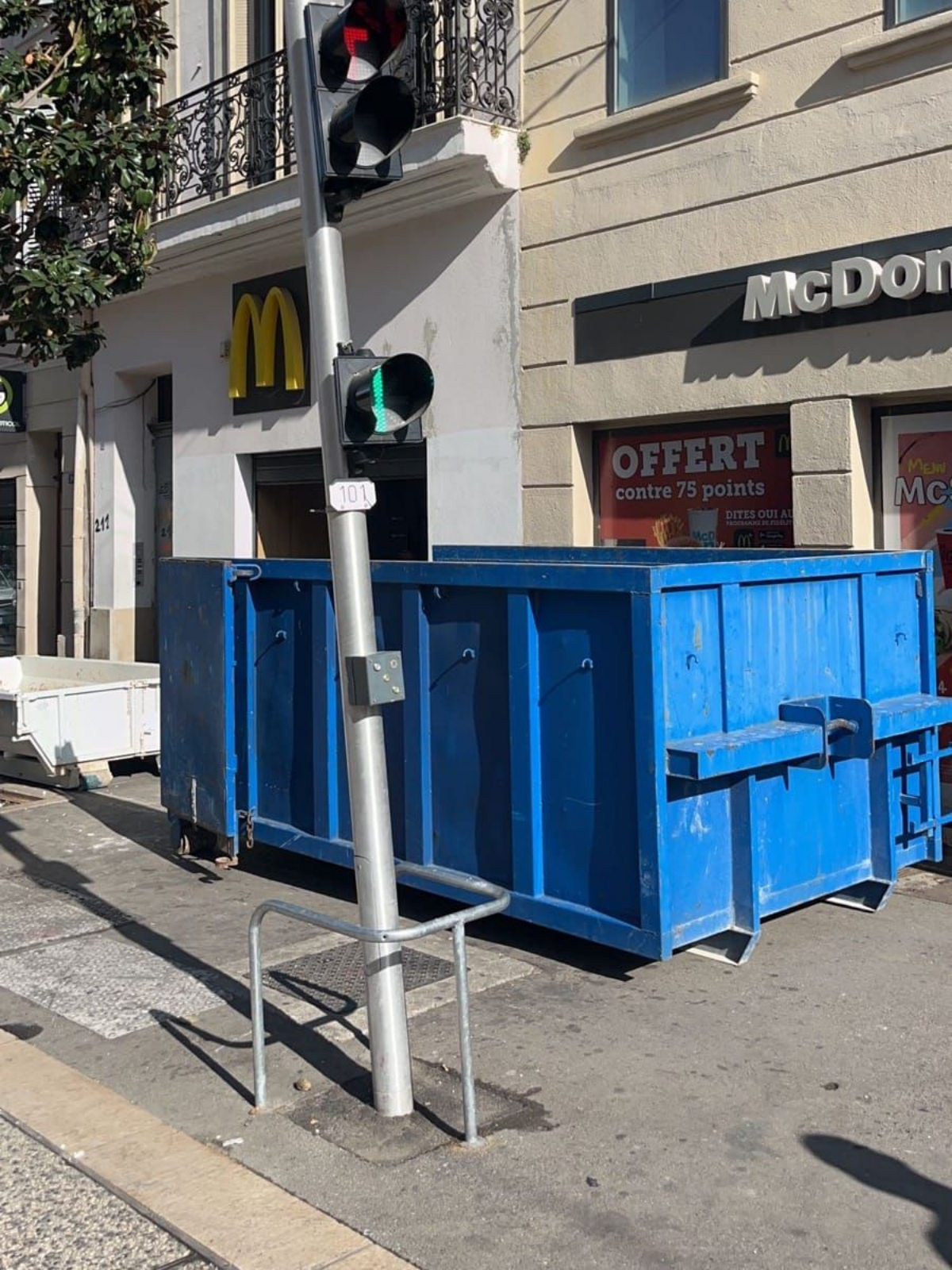 Une benne à côté d'un McDonald's