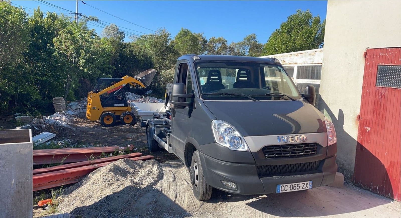 Camion stationné près d'un chantier de construction